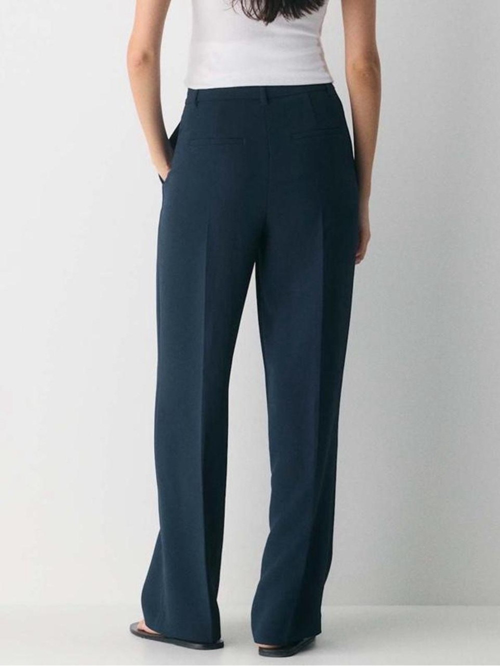 Aritzia The Effortless Pant™ - Crepette™ High-waisted, wide-leg trouser in navy. - Picture 2 of 8